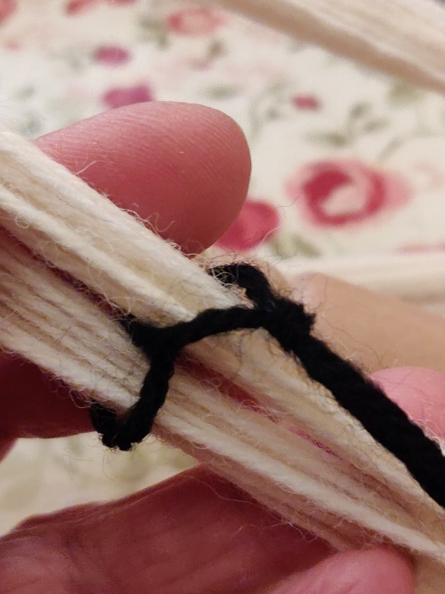 Tie the lease in a loose figure of eight around the threads