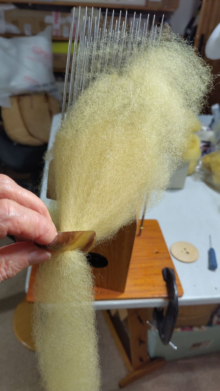 Wool combing with Peter Teal English Wool Combs – Vikki Haffenden